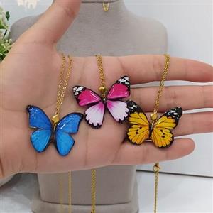 گردنبند پروانه با رنگبندی مختلف دارای اتصالات رنگ ثابت و ضدحساسیت مناسب استایل شیک