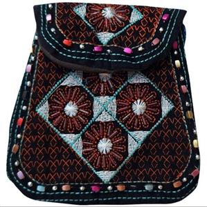 کیف گردنی کوچک سوزن دوزی کد KFSOOZ94  دارای بند بلند مناسب برای پول و دسته کلید