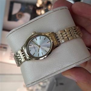 ساعت زنانه هومیس بیضی  طلایی صفحه نقره ای HM23385s01-2