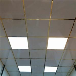 تایل گچی سفید چرمی با سپری سقف کاذب رنگ طلایی