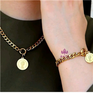 نیمست گردنبند دستبند کارتیر تخت با آویز الیزابت و قفل ملوانی طلایی جنس استیل رنگ ثابت (ویولت گالری) کد ۱۹۴۹ 