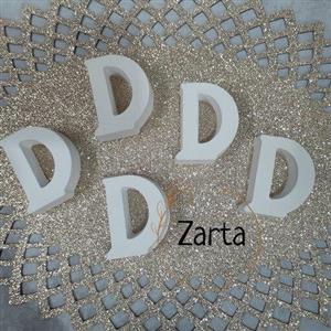 استند خام بتنی حرف D اسم بی رنگ  قابلیت رنگ آمیزی با رنگ اکرلیک جنس پودر بتن هنری دلتا