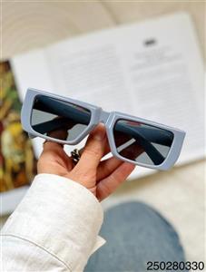 عینک زنانه برند prada فرم کائوچو دارای استاندارد UV400 همراه کاور و دستمال کد ۲۴۱۵۰۲۲ 