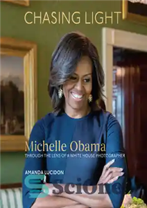 دانلود کتاب Chasing light (2017): Michelle Obama through the lens of a White House photographer تعقیب نور میشل... 