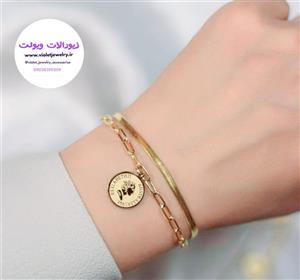 دستبند زنانه دولاین ماری با آویز الیزابت جنس استیل رنگ طلایی کد ۱۳۸۹ 