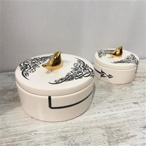 شکلات خوری گرد لیبل مشکی سرامیکی دستساز طرح نستعلیق 