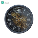 ساعت دیواری اویسا، ساعت دیواری ساخته شده با بدنه پلاستیک، دارای چرخ دنده متحرک روی صفحه ساعت، اعداد یونانی، رنگ خاکستری، سایز 68