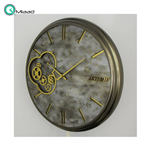 ساعت دیواری فلزی آرتمیس مدل 2040، ساعت دیواری فلزی و آبکاری شده سایز 40، دارای چرخ دنده های فعال روی صفحه ساعت، رنگ مشکی طلایی