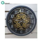 ساعت دیواری اویسا مدل 403، ساعت دیواری ساخته شده با بدنه پلاستیک، دارای چرخ دنده متحرک روی صفحه ساعت، اعداد لاتین، رنگ خاکستری، سایز 68