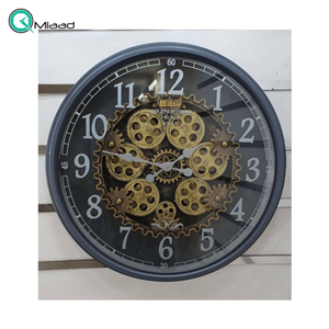 ساعت دیواری اویسا مدل 403، ساخته شده با بدنه پلاستیک، دارای چرخ دنده متحرک روی صفحه ساعت، اعداد لاتین، رنگ خاکستری، سایز 68 