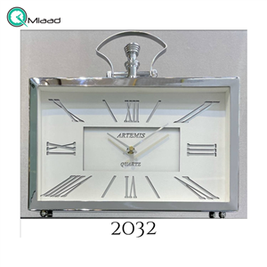 ساعت رومیزی فلزی آرتمیس مدل 2032، ساعت رومیزی مستطیلی خاص و فلزی با صفحه سفید و اعداد رومی، دارای تنوع رنگی، رنگ نقره ای صفحه سفید 