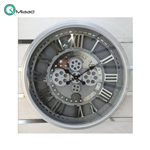 ساعت دیواری اویسا مدل 404، ساعت دیواری ساخته شده با بدنه پلاستیک، دارای چرخ دنده متحرک روی صفحه ساعت، اعداد لاتین، رنگ نقره ای، سایز 70