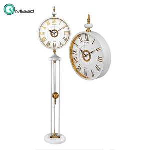 ساعت ایستاده دیلینگ مدل 03، ساعت ایستاده سالنی برند دیلینگ، با ساختاری مدرن و جذاب، فریم از فلز آبکاری شده درجه یک، رنگ سفید طلایی