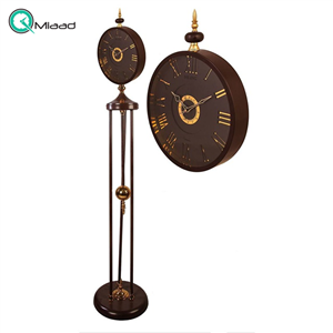ساعت ایستاده دیلینگ مدل 03، ساعت ایستاده سالنی برند دیلینگ، با ساختاری مدرن و جذاب، فریم از فلز آبکاری شده درجه یک، رنگ قهوه ای