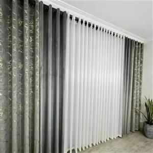 پرده مخمل شامل یک قواره مخمل کالیفرنیا طلاکوب و یک عدد مخمل ساده