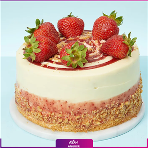 کیک تولد خامه ای با توت فرنگی