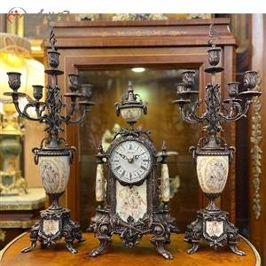 ساعت و شمعدان رومیزی، جنس تمام برنزی با رنگ آنتیک و چینی کرمی و کد 476