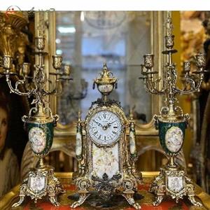 ست ساعت و شمعدان برنزی با چینی سبز رنگ و طراحی بسیار ظریف و پر کار کد 467