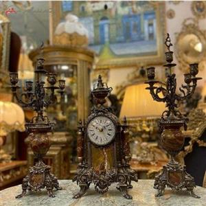 ساعت و شمعدان رومیزی برنزی، به رنگ آنتیک و سنگ زرشکی بسیار شیک و ظاهر عالی کد 481