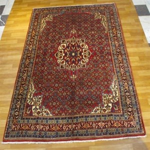 فرش دستبافت بیجار به رنگ زمینه ی لاکی و حاشیه سرمه ای طرح ترنج ماهی، قدیم بافت کد 39989
