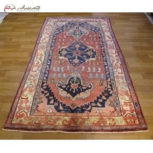 فرش قدیم بافت بیجار، دستبافت 60 ساله با نقشه ی ماهی و ترنج به رنگ لاکی و سرمه ای کد 40017