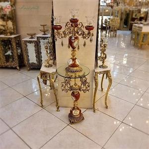 میز و شمعدان کنار سالنی طرح سه شعله آلومینیومی و سرامیکی