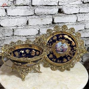 کاسه بشقاب دسته گندمی با بدنه ی برنزی رنگ ثابت و زمینه ی طرح دار سرمه ای، 