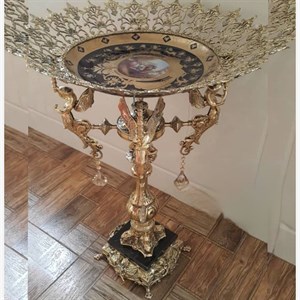 میوه خوری کنار سالنی طرح فرشته با بدنه ی برنزی  