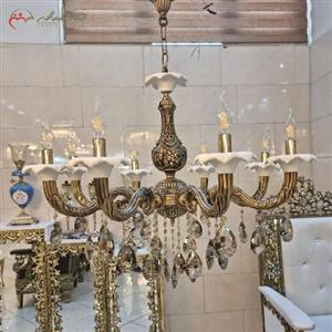 لوستر تمام برنزی 8 شاخه با بدنه ی پر کار و رنگ آنتیک با سر شاخه های سرامیکی، 