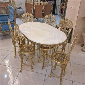 میز ناهار خوری 6 نفره جنس بدنه آلیاژ به رنگ طلایی و رویه سنگ مرمر درجه یک با ضمانت
