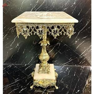 میز مربع برنزی و سنگ مرمر، طرح گل اسلیمی صفحه و پایه سنگی