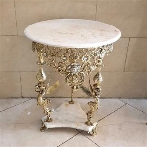 میز خاطره ی تمام برنزی با پای های طرح فرشته و رویه ی سنگ، 