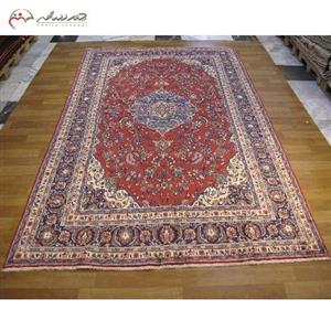فرش دستبافت همدان طرح ترنج با زمینه لاکی و الیاف طبیعی و دوام بالا کد 39271