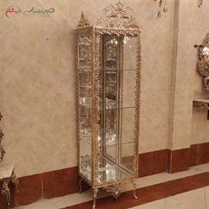 بوفه سه طبقه ی برنزی بدنه ی مکعبی شکل با طرح گل نقلی، طراحی بسیار جادار و کاربردی