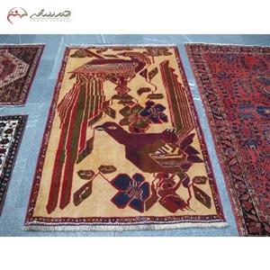 فرش دستبافت شیراز با رنگ زمینه ی کرم و حاشیه های لاکی مدل طاووس کد 40047 