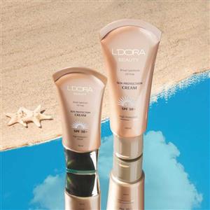 کرم ضدآفتاب رنگی  SPF50 و فاقد چربی 50میلی لیتر