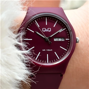 ساعت زرشکی زنانه کیو اند کیو مدل  ضد آب استخری