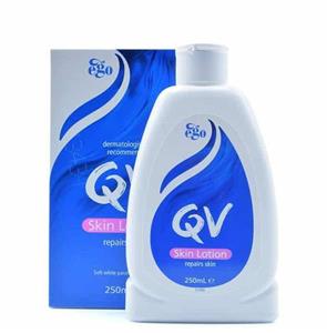 لوسیون مرطوب کننده صورت و بدن کیووی  ۲۴ ساعته مناسب پوست خشک QV skin lotion حجم 250 میل