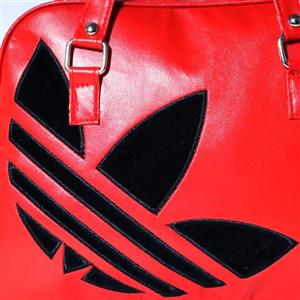 کیف ورزشی زنانه چرم قرمز با آرم آدیداس مشکی 