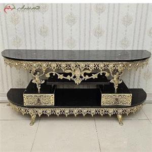 میز تلویزیون طرح آفتابگردان با حاشیه های خم و دارای دو کشو ظریف کاری شده ی برنزی