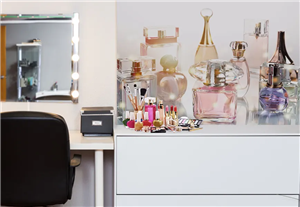 کاغذ دیواری آرایشگاه زنانه طرح شیشه های عطر