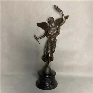 مجسمه فرشته نفیر نقره‌ای