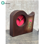 ساعت رومیزی چوبی دست ساز لوتوس مدل 450، ساعت رومیزی با طرحی متفاوت 29.22 سانت ساخته شده با چوب طبیعی افرا، طرح داخل ساعت متغیر، صفحه صورتی