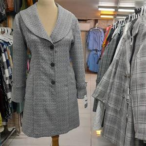 پالتو  یقه آرشال جنس شنل طرح دار  چهار خونه از سایز 42 الی 54 قد کار 85 برند تولیدی آصف