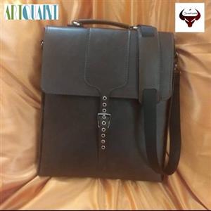 کیف چرمی مردانه یکطرفه دستدوز با استفاده از نخ ایتالیایی و چرم گاوی طبیعی