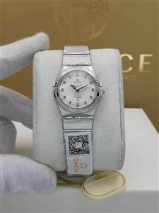 ساعت زنانه امگا موتور سوئیس کوراتز جنس استیل رنگ ثابت و ضد حساسیت شیشه کریستال سافایر معدنی ضدخش سایز قاب 31 میلیمتر ضدآب ایندکس نگین دار کد 1918138