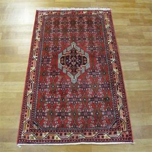فرش دستباف اسد آباد همدان کد 38133 سایز ذرع و نیم، طرح لچک و ترنج رنگ زمینه لاکی