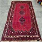 فرش دستباف شیراز سایز قالی کد 38415 با نقشه عالی در طرح ۳ ترنج، رنگ زمینه لاکی