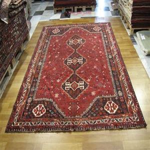 فرش دستباف شیراز کد 38417 سایز قالی در طرح ۳ ترنج، رنگ زمینه لاکی و حاشیه کرم 