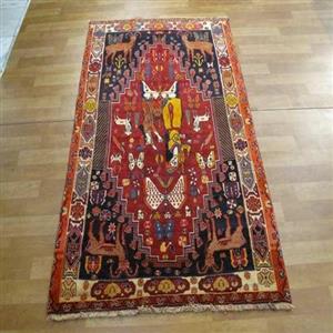 فرش دستباف شیراز کد 38421 با نقشه بی نظیر، طرح زیبای لیلی و مجنون سایز قالیچه رنگ زمینه لاکی با حاشیه کرم